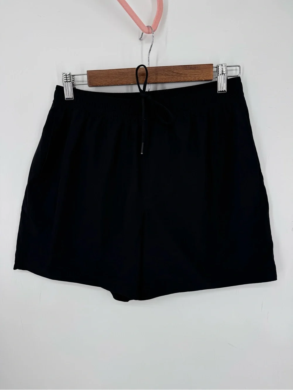 Chubbies Men's Shorts Size Medium 5.5 Inch Inseam Active Neutral Stretch Minimal